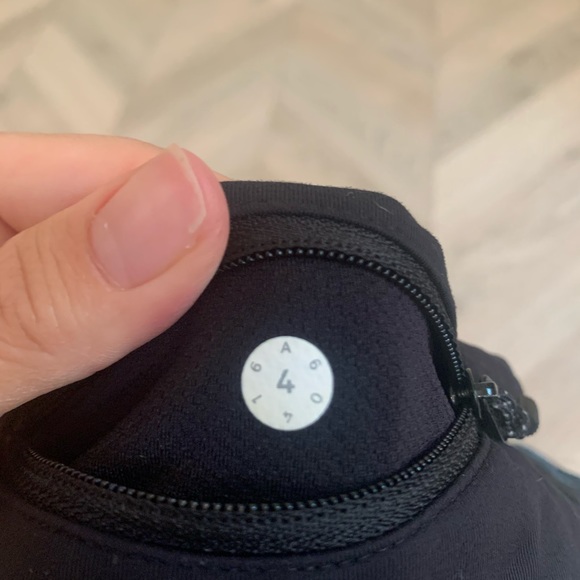 Lululemon Snake Blue Speed Shorts 4 2.5 - Picture 2 of 3